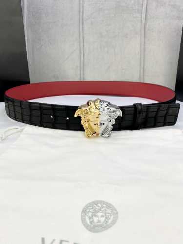 宽度4.0Cm Versace 范思哲 采用精挑细选进口牛皮，此款鹿皮腰带配有醒目的美杜莎头像搭扣，可为任何造型增添几分立体雅致效果。