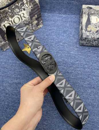 迪奥550 3. 5Cm 特 这款 30 Montaigne Avenue 腰带从同名手袋汲取灵感，是二零二三年秋季新品。采用黑色光滑 牛皮革精心制作，质感柔软 - 点击图像关闭