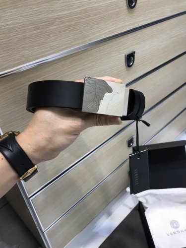 特P210 配送专柜包装 打孔针 专柜同款、实拍专柜官网，尺寸:宽35Mm，原版立体半脸间色美人头扣 ，极富设计美感 ，双面采用进口原版小牛皮压花，彰显个性，清