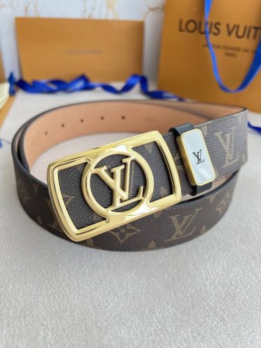 品名： Lv..路易..威登腰带皮带原单 型号：挂扣，经典纯钢材质挂扣，头层牛皮，图片实物拍摄 材料：头层牛皮，挂扣系列，纯钢材质扣头，钯镀电镀