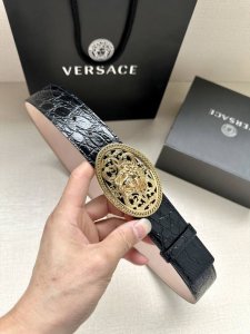 宽度4.0Cm 范思哲Versace人头标志 腰带扣上的3D镂空美杜莎 赋予该款palazzo腰带很高的辨识度 腰带采用柔软两面牛皮制作