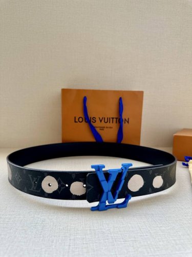 lv X Yk Lv Initiales 双面腰带来自路易威登 X 草间弥生合作系列，展现手绘效果波点印花的艺术精髓。Monogram Eclipse 帆布烘托