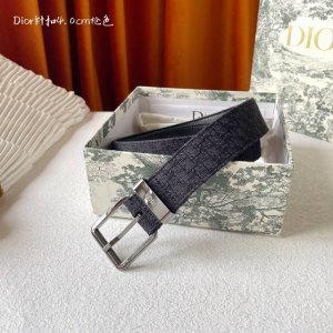 特 Dior这款 40Mm腰带饰以黑色 Oblique 印花，搭配黑色粒面牛皮革里料，金属覆层黄铜腰带扣设计，镌刻有“Dior”标志，巧妙地提升格调。可轻松搭配