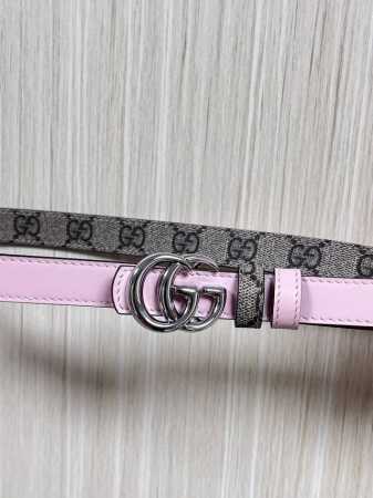 2025秋冬系列焕新演绎富有辨识度的Gg Marmont系列。这款双面窄版腰带采用Gg印花压纹皮革与皮革材质匠心打造，缀饰双G搭扣。 商品细节 一面为粉色Gg印 - 点击图像关闭
