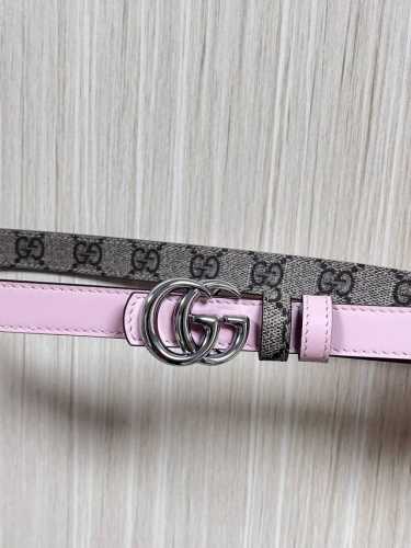 2025秋冬系列焕新演绎富有辨识度的Gg Marmont系列。这款双面窄版腰带采用Gg印花压纹皮革与皮革材质匠心打造，缀饰双G搭扣。 商品细节 一面为粉色Gg印