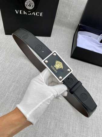 特 宽度3.5Cm Versace范思哲 此款平纹小牛皮腰带饰有一枚几何形状的希腊回纹搭扣，可搭配正装或休闲装。 - 点击图像关闭