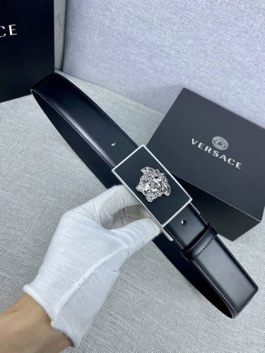 宽度3.5Cm 范思哲 此款腰带饰有标志性的versace美杜莎头像扣，彰显品牌格调。是一款精美的衣橱必备单品。