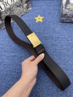 迪奥 3. 5Cm 特 这款 30 Montaigne Avenue 腰带从同名手袋汲取灵感，采用黑色光滑 牛皮革精心制作，质感柔软，设计优雅，饰以富有光泽的新