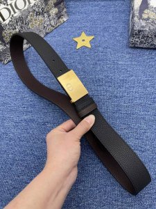 迪奥 3. 5Cm 特 这款 30 Montaigne Avenue 腰带从同名手袋汲取灵感，采用黑色光滑 牛皮革精心制作，质感柔软，设计优雅，饰以富有光泽的新
