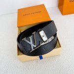品名： Lv..路易..威登腰带皮带原单 型号：挂扣，经典纯钢材质挂扣，头层牛皮，图片实物拍摄 材料：头层牛皮，挂扣系列，纯钢材质扣头，钯镀电镀工艺永不掉色。经