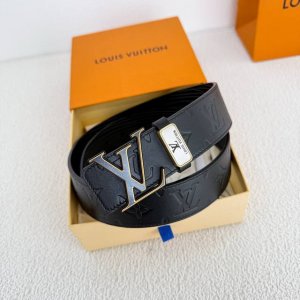 品名： Lv..路易..威登腰带皮带原单 型号：挂扣，经典纯钢材质挂扣，头层牛皮，图片实物拍摄 材料：头层牛皮，挂扣系列，纯钢材质扣头，钯镀电镀工艺永不掉色。经