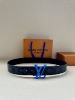 Lv 牛皮压花Pont Neuf皮带宽40毫米这款Taurillon 腰带采用Lv Logo压花设计，进口牛皮面料手感柔软细腻，适合各种风格类型使用，经典设计