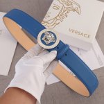 特 宽度4.0Cm Versace 范思哲 此款平纹砂底 双面头层 ：手感柔软、此款腰带配有醒目的美杜莎头像搭扣，可为任何造型增添几分立体雅致效果。