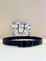 特P180 宽度3.5 Cm Dior 迪奥两面腰带款式迷人多样，采用多种材质精心打造，为各式廓形增添点睛之笔，彰显优雅醒目的气质。向迪奥钟爱的细节艺术致敬，彰