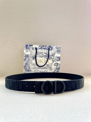 特P180 宽度3.5 Cm Dior 迪奥两面腰带款式迷人多样，采用多种材质精心打造，为各式廓形增添点睛之笔，彰显优雅醒目的气质。向迪奥钟爱的细节艺术致敬，彰