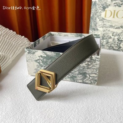 高端品质，实物拍摄 批 配全套礼盒 ：Dior这款金属覆层黄铜腰带扣采用“Christian Dior”标志点缀，经典元素呈现全新风采。设计精巧，提升格调，打造