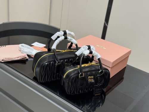 升级版配盒 Size：28*14Cm 23*12Cm Miumiu保龄球 新尺寸 很难不爱啊啊！ 这个尺寸很难不动心哦！ 可手拎也可斜挎 容量足足的~~ 出场就