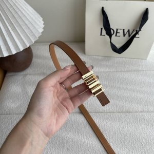特 Loewe经典牛皮革腰带，亮面Loewe几何腰带扣。宽1.5Cm，Zp开发，细节精致。罗意威这款皮带旁人看到的像是条形码，自己低头看是她的Logo，太喜欢这