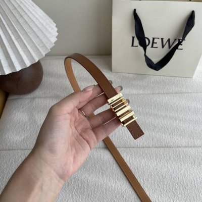 特 Loewe经典牛皮革腰带，亮面Loewe几何腰带扣。宽1.5Cm，Zp开发，细节精致。罗意威这款皮带旁人看到的像是条形码，自己低头看是她的Logo，太喜欢这