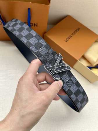 p200。本款 Lv Initiales 双面腰带聚焦品牌经典 Damier 格纹，以 Damier Graphite 帆布和 Damier Infini 皮革 - 点击图像关闭