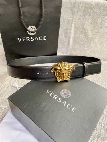 宽度4.0Cm Versace 范思哲 此款山羊皮腰带的搭扣饰有品牌标志性的金 银色闪光Virtus五金配件。