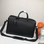 Bottegaveneta葆碟家新款编织手提袋，单肩斜挎旅行包，全编织的Bv一直是最经典的，整个包几乎找不到一个Logo，一直是最低调奢华的奢侈品牌，全包采用进