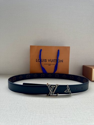 特 3.0宽本款 Pretty Lv 双面腰带以耀目金属雕琢 Lv Initiales 搭扣和末端的不完整 Monogram 花卉，凝聚工艺淬炼和创意巧思。华美