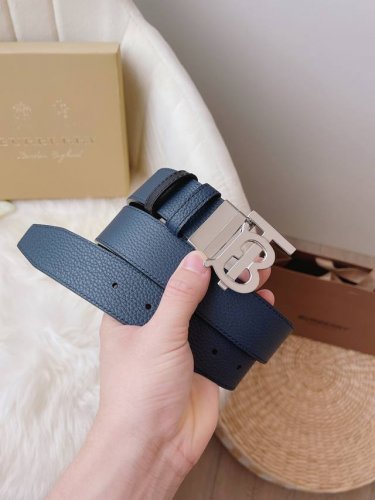 巴宝利原单新款 商务休闲款爆款腰带 宽度:3.5Cm 五金材质:精品Tb旋转字母扣，官网同步新款 产品详情:精选意大利头层牛皮，顶级小牛皮胚，荔枝纹内衬小牛皮底