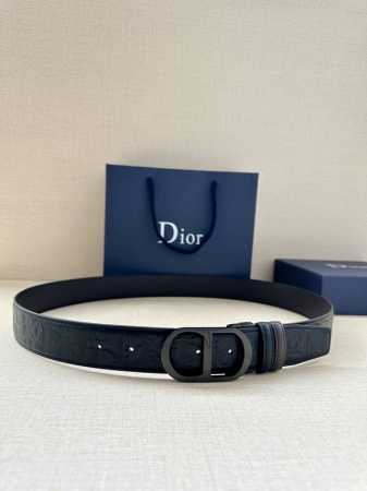 Dior 这款金属覆层黄铜腰带扣是二零二四春季系列新品，展示 Cd Icon 标志和 Oblique Cosmo 图案，致敬 Dior 的经典图案。可与各式 3 - 点击图像关闭