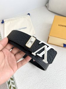 品名： Lv..路易..威登腰带皮带原单P200 型号：挂扣，经典纯钢材质面字母挂扣，头层牛皮，图片实物拍摄 材料：头层牛皮，挂扣系列，纯钢材质扣头，钯镀电镀工