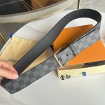 圖片包裝10 寬度：40Mm Lv Pyrmide Truck L Oeii雙面腰帶 原廠帆布黑格面料 搭配進口小牛皮壓有黑色格子紋 針扣式搭扣 低調百搭款！