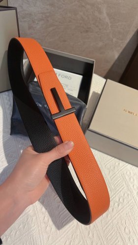 Tomford汤姆福特男士T字搭扣双面腰带，不一样的精致生活，不随大流拥有自己的时尚审美，一道独特的亮丽风景，彰显自我。4.0Cm