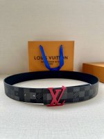 Lv 4.0宽Initiales Damoflage 双面腰带巧妙融入 Pharrell Williams 打造的像素化 Damoflage 图案，以深邃色调含