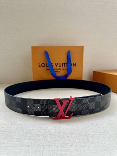 Lv 4.0宽Initiales Damoflage 双面腰带巧妙融入 Pharrell Williams 打造的像素化 Damoflage 图案，以深邃色调含