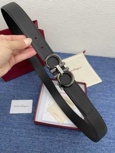 品牌菲拉.格慕 3.5Cm. 描述这款皮带采用天然粒纹皮革材质，颇具都市风范，细节充满动感。同色调金属Gancini扣饰带有撞色衬里，为其增添时髦气息。这款配饰