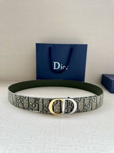特 宽度3.5Cm 这款腰带扣是 Dior 新款单品，延续经典设计，饰以 Cd Icon 标志。光金和白色金属覆层形成鲜明的对比。可与各式 35 毫米腰带搭配，