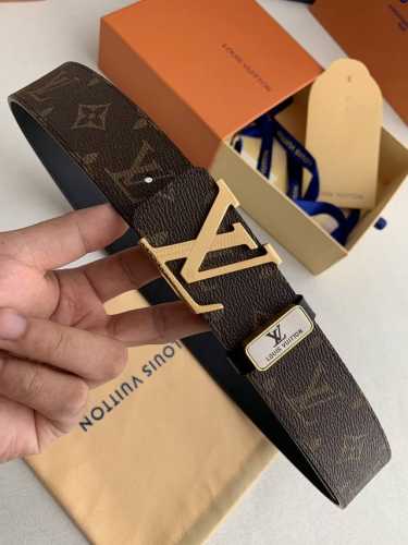 品名： Lv..路易..威登原单 型号：挂扣，图片实物拍摄 材料：头层牛皮，挂扣系列，纯钢质扣头，钯镀电镀工艺永不掉色。咖老花皮底，专柜同等质量， 送人自用首选