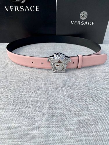 宽度：3.0Cm 范思哲 此平纹腰带饰有标志性的Versace美杜莎头像扣，彰显品牌格调。是一款精美的衣橱必备单品。秀场同款！