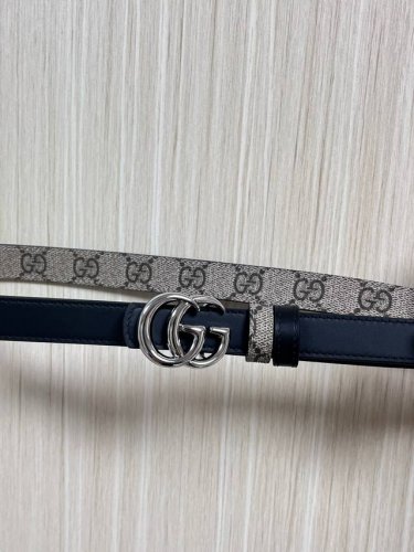 2025秋冬系列焕新演绎富有辨识度的Gg Marmont系列。这款双面腰带采用Gg Supreme与皮革材质匠心打造，缀饰双G搭扣。 商品细节 一面为米色和深棕