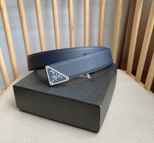 Prada 普拉达 专柜最新款 这款腰带饰有一枚三角形金属徽标 宛若点睛之笔 勾勒精致细节 是Prada男士成衣系列的理想配饰 宽4.0