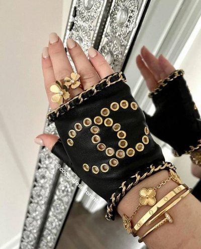 爆款到 超级推荐款 上手特美美 必须自留款 顶级原单 官网同步女士新款高档短款手套百分百选用进口小羊皮 内里羊丝里 皮质光泽鲜亮饱满 柔软细腻 手感一流认准进口