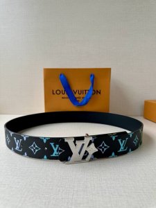 Lv Initiales 4.0宽 腰带焕新标志性设计，以经典 帆布和柔软牛皮革呈现双面风尚，经典丝印路易威登Logo Lv 字母搭扣散发前卫气息，提供多种造型