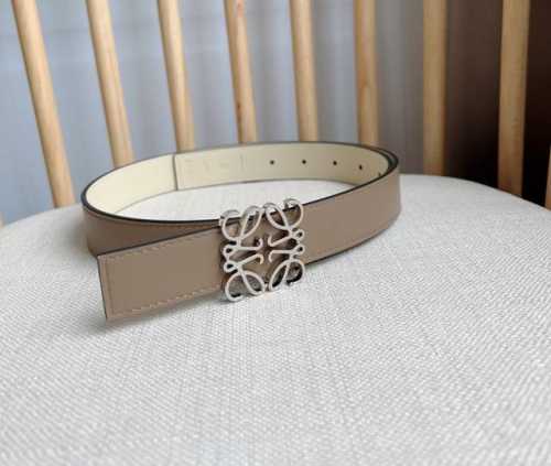 特 LOEWE 罗意威 专柜最新同款腰带 宽：2.8cm 选用光滑牛皮革双面腰带 配有Anagram针扣五孔调节 卓越的工艺 个性的造型 精美的材质