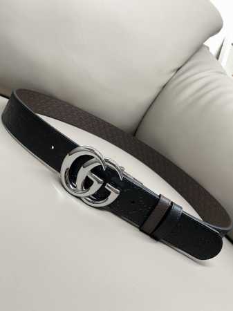 特 双面经典热压款 3.7双面腰带，一侧为Gucci Signature皮革，反面一侧为单色皮革。配以互扣式双G带扣 - 点击图像关闭