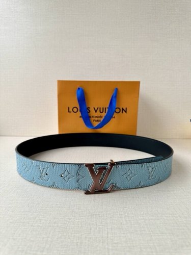 4.0宽 Lv Dimension Monogram HéRitage 双面腰带拼接素净皮革和 Monogram 涂层帆布，呈现经典设计的崭新演绎。品牌元素焕现