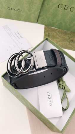 Gucci双面腰带，一侧为Gucci Signature皮革，反面一侧为单色皮革。配以Interlocking G带扣。3.7Cm宽 - 点击图像关闭