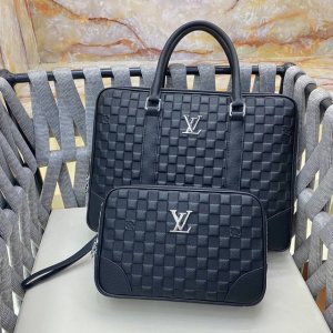 最新爆款男士公文包，高端品质面料采用进口层头皮 皮纹清晰皮光泽度极佳，皮质手感柔软舒适完美诠释了皮的品质专注高端 只做精品；颜色：黑色。尺寸:39-29-8型号