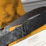 Lv Check 双面腰带以 Damier Infini 压纹皮革和深邃 Damier 帆布演绎两式风尚，再令 Marque L.Vuitton Déposée