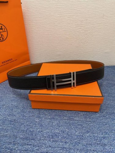 品牌 爱马仕 550 描述 采用高级真皮精制而成，触感厚实，饰以商标带扣。腰带为意大利尺寸，请在购买前参阅腰带尺寸指南. 铜扣金属配件黑色皮革，采用环保工艺制作