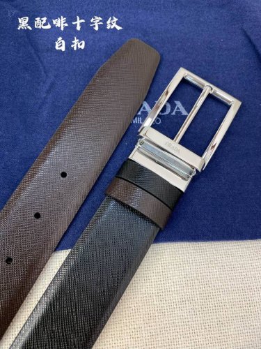 Prada 普拉达 专柜同款 男士休闲双面用腰带 宽3.4Cm 采用光滑双面头层小牛皮 采用简约外形设计，其上以prada徽标装饰，勾勒精致细节，是prada男